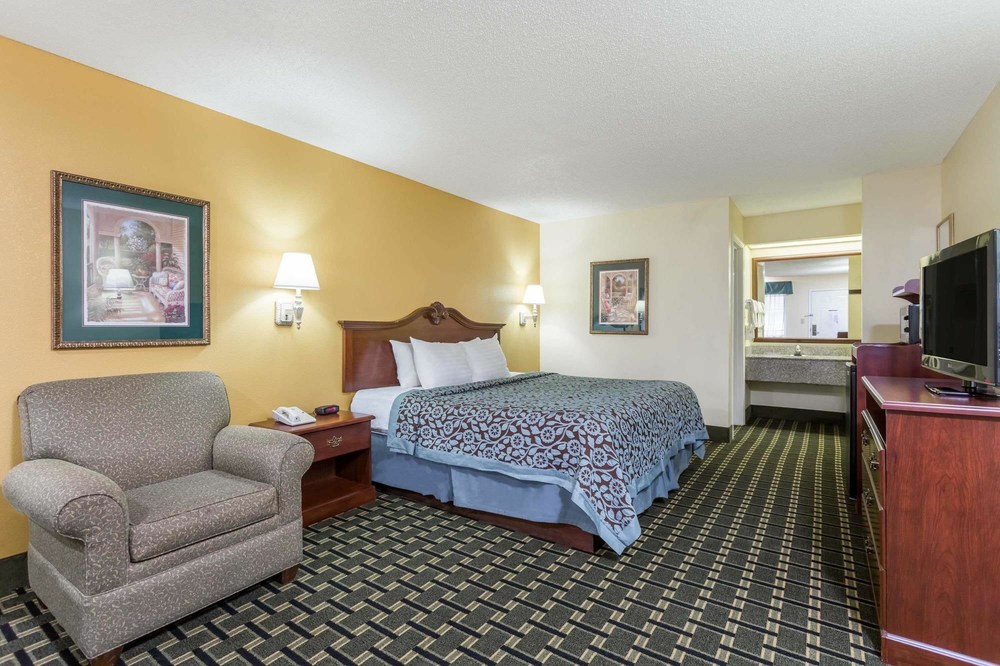 Days Inn & Suites By Wyndham Warner Robins Near Robins Afb Εξωτερικό φωτογραφία