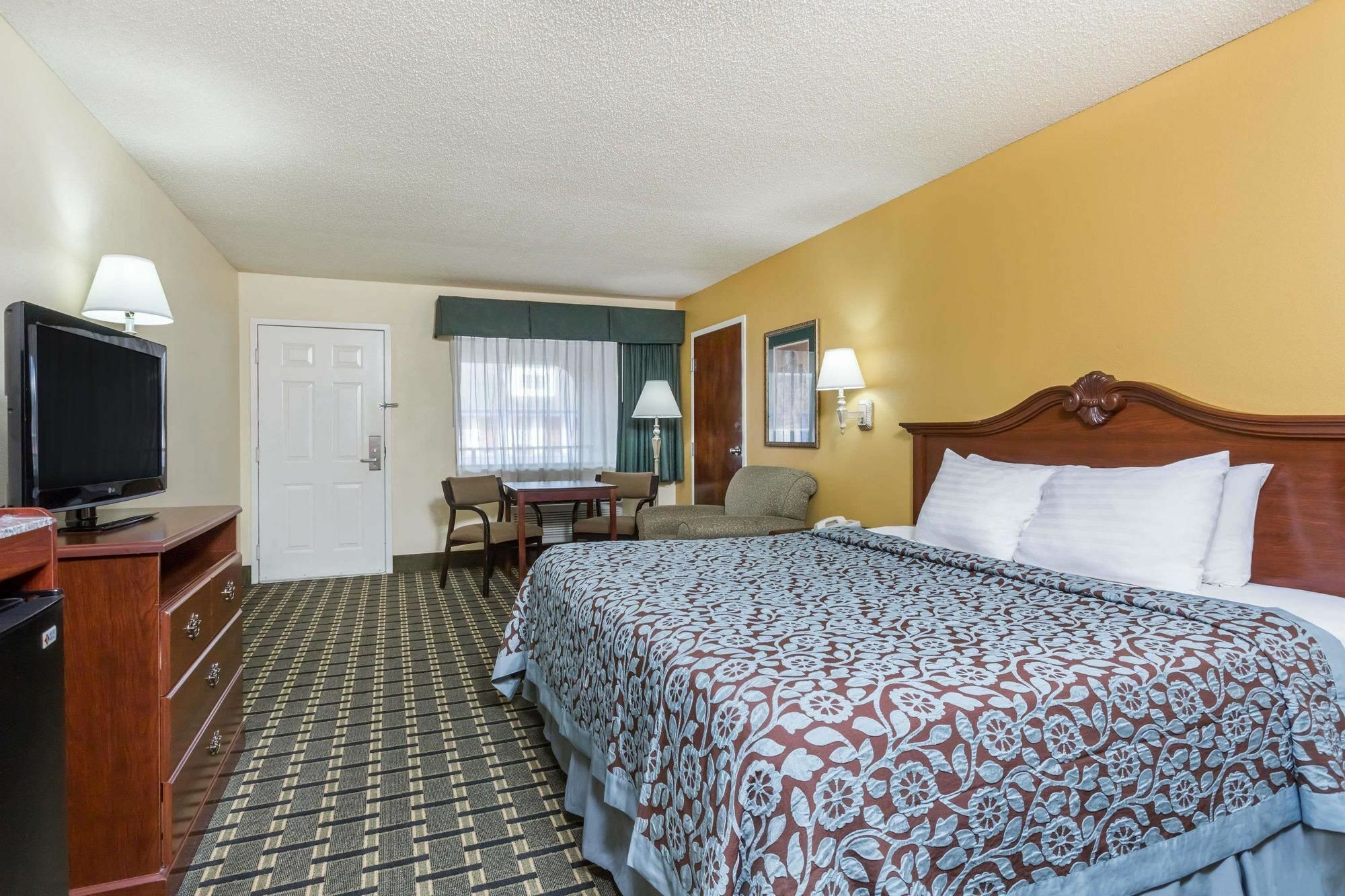 Days Inn & Suites By Wyndham Warner Robins Near Robins Afb Εξωτερικό φωτογραφία