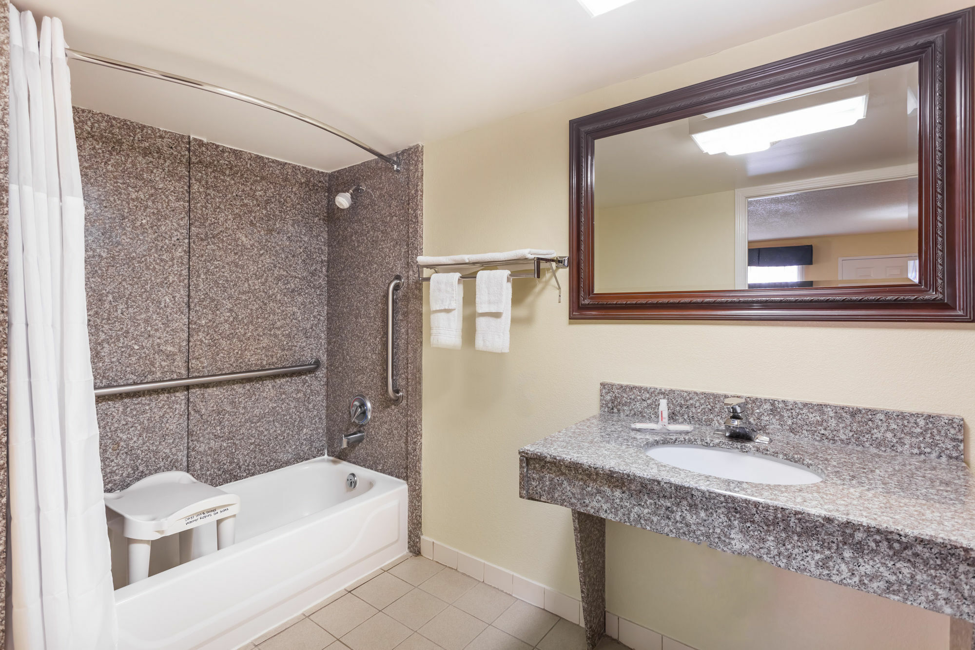 Days Inn & Suites By Wyndham Warner Robins Near Robins Afb Εξωτερικό φωτογραφία